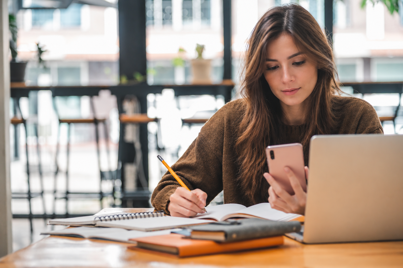 Studente che segue un corso online utilizzando lo smartphone
